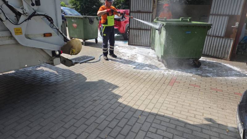 mycie pojemników na śmieci